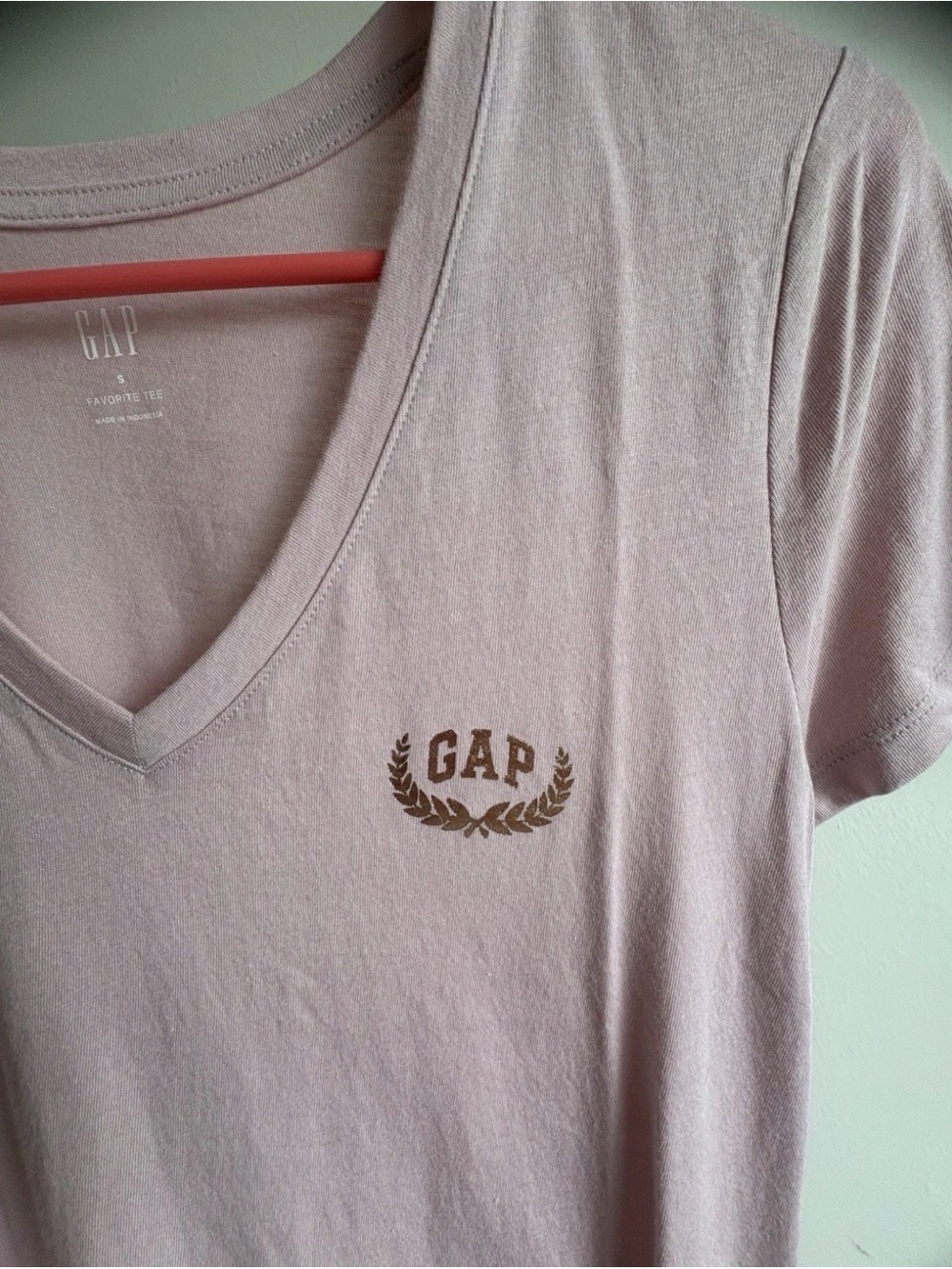 Gap V neck Fav Tee small NWT